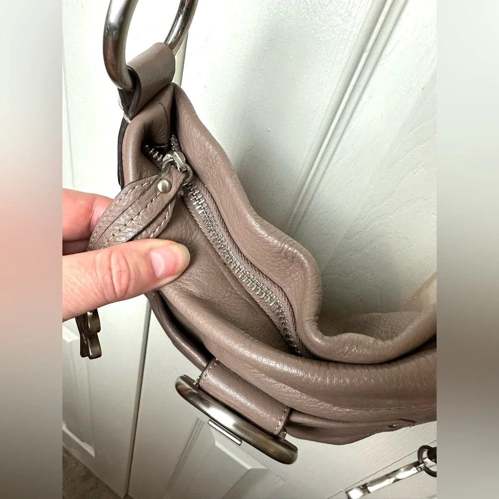 B. MAKOWSKY Crossbody Purse Taupe Tan Beige Brown Leather Handbag Buckle Pockets - Picture 9 of 16